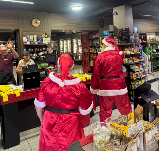 Papai Noel visita o comércio de Nova Santa Rosa e leva o espírito natalino às empresas