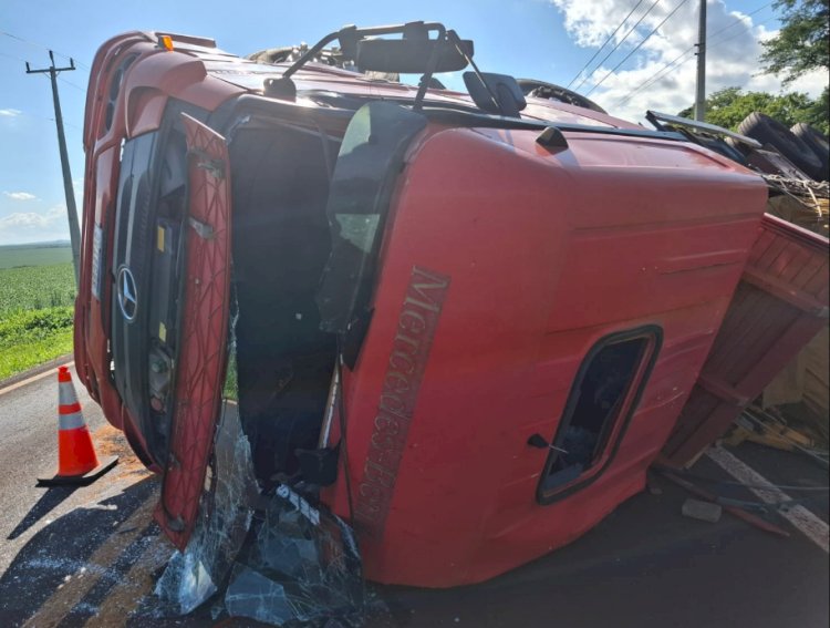 Caminhão tomba na PR-364 e deixa motorista ferido em Palotina