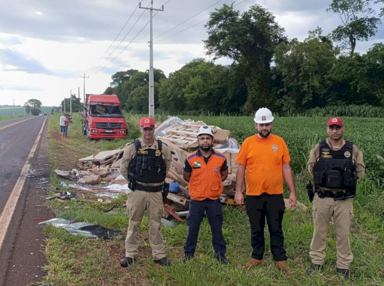 Caminhão tomba na PR-364 e deixa motorista ferido em Palotina